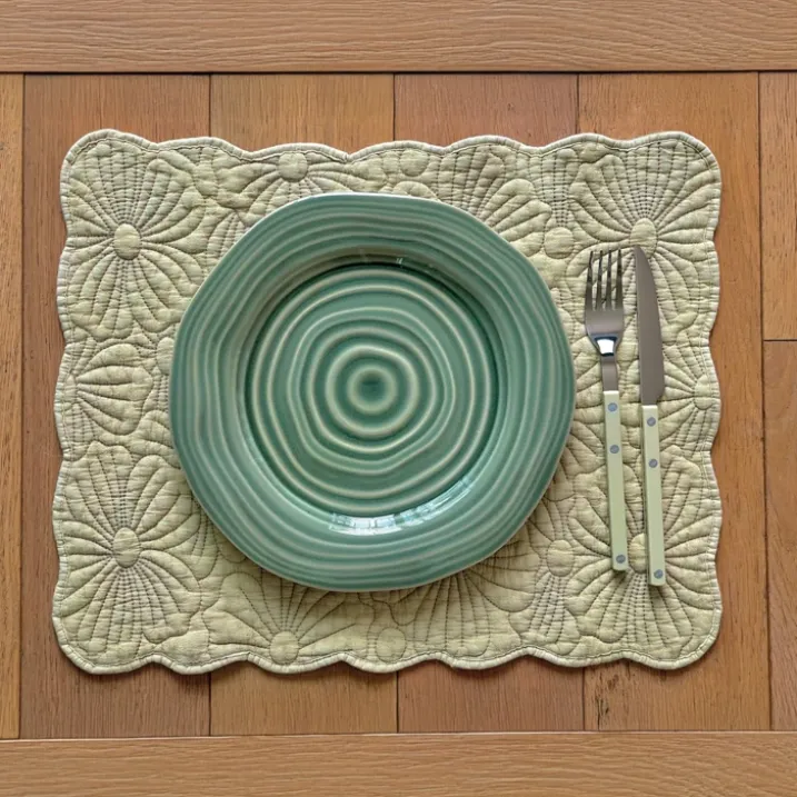 Set de table rectangulaire matelassé avec motif fleurs brodé