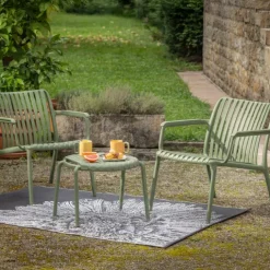 Table basse et repose-pieds de jardin
