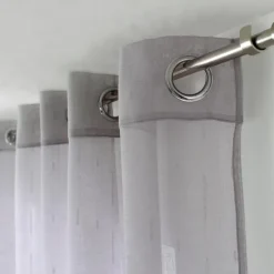 Voilage aux fils tissés argentés