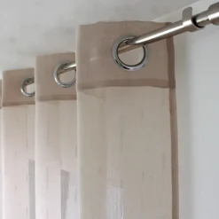 Voilage aux fils tissés argentés