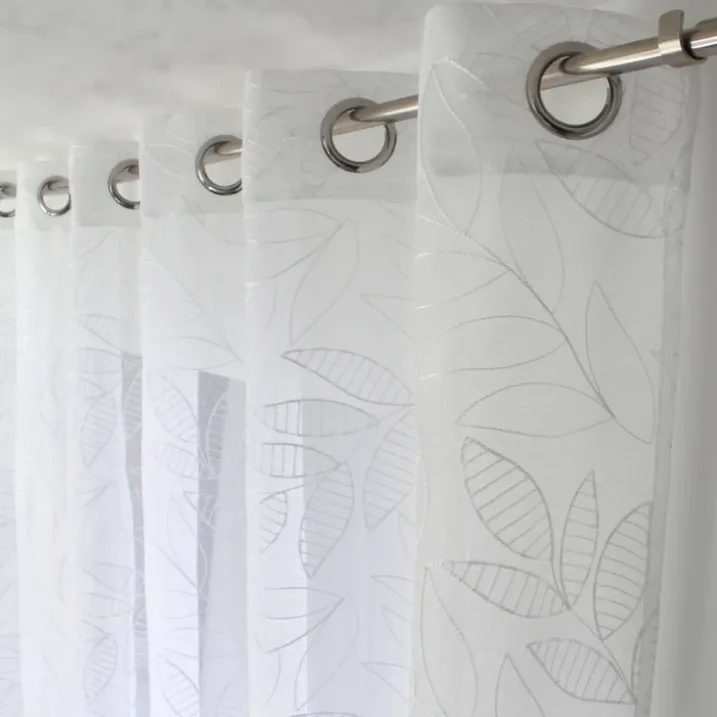 Voilage brodé motif feuillage