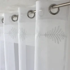 Voilage brodé motif végétal en lignes