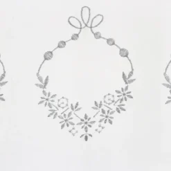 Voilage orné de broderies