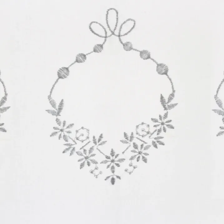 Voilage orné de broderies