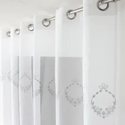 Voilage orné de broderies