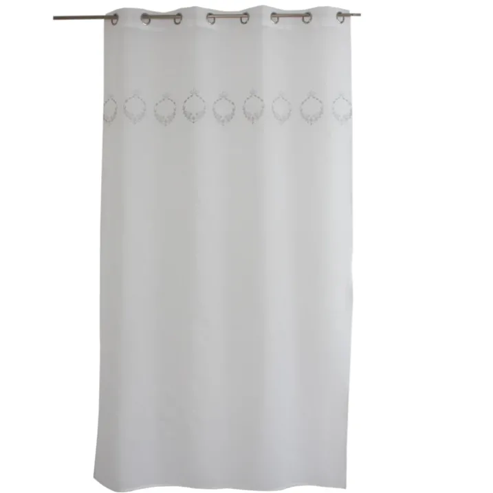 Voilage orné de broderies