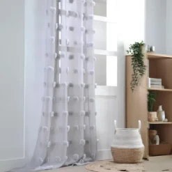 Voilage pompons brodés