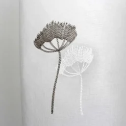 Voilage tamisant aux broderies florales